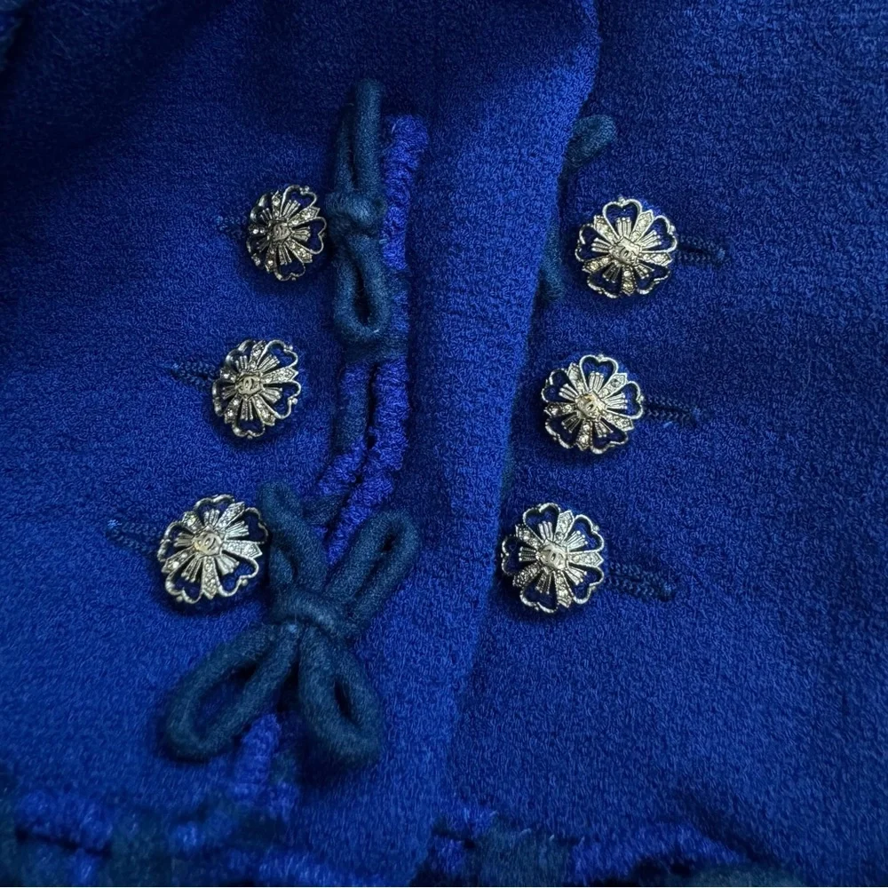 Chanel Métiers d’Art 2007 “Paris–Londres” Royal Blue Wool Jacket Camellia Brooch